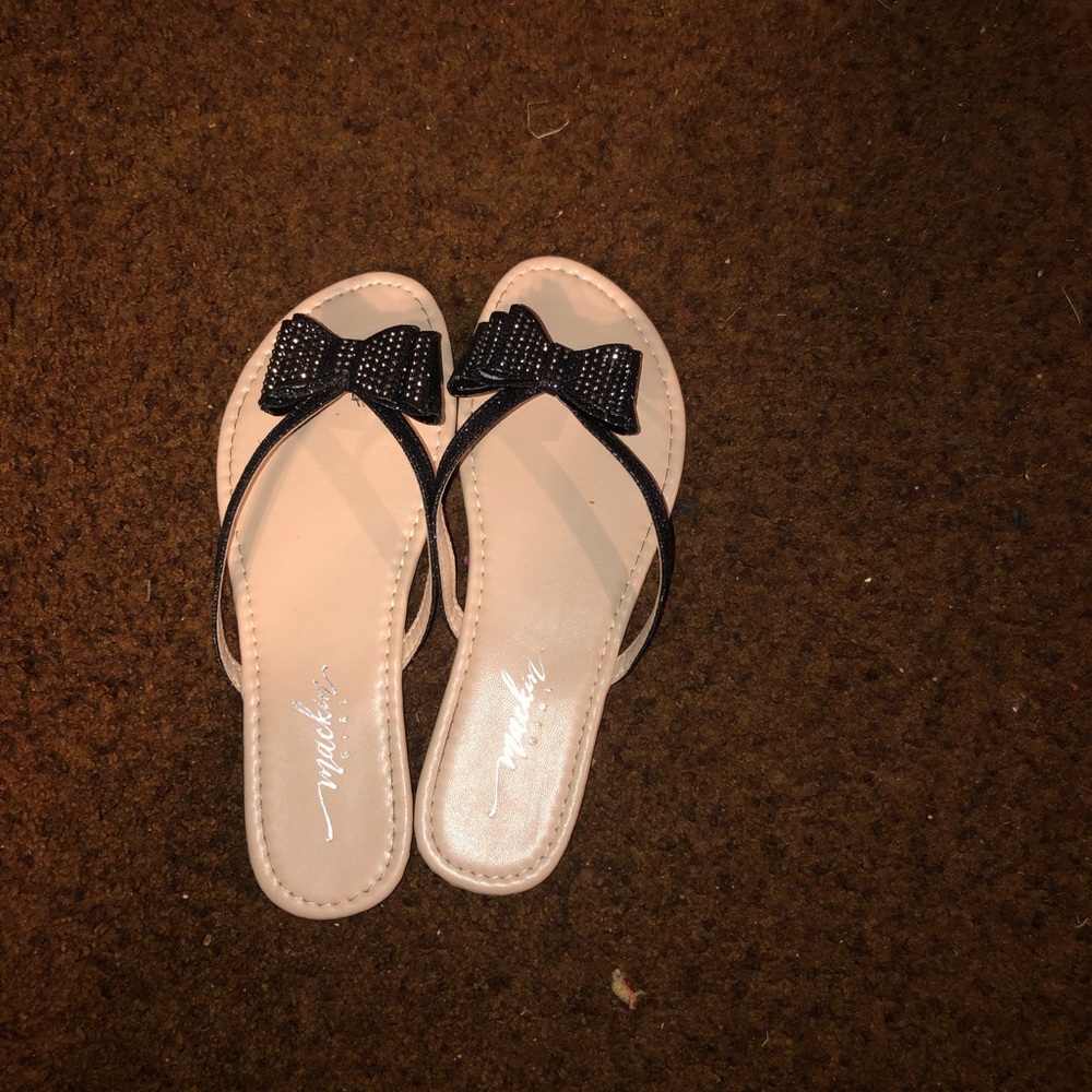 Mackin girl size 8.5 bow flip flops